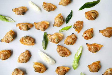 旨みたっぷり!「あさりと九条ねぎの酒蒸し」のご紹介です。