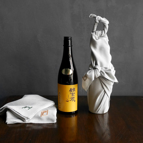 風呂敷を使った日本酒ボトルの包み方(持ち手付)