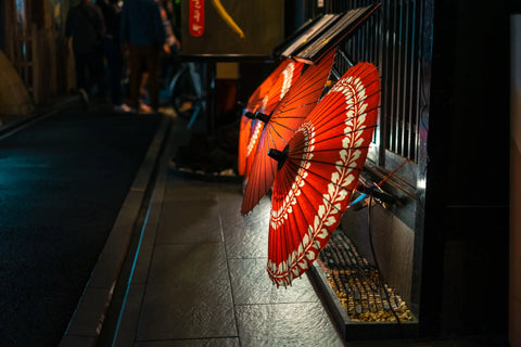 京都・先斗町の夜の路地を彩る赤い番傘